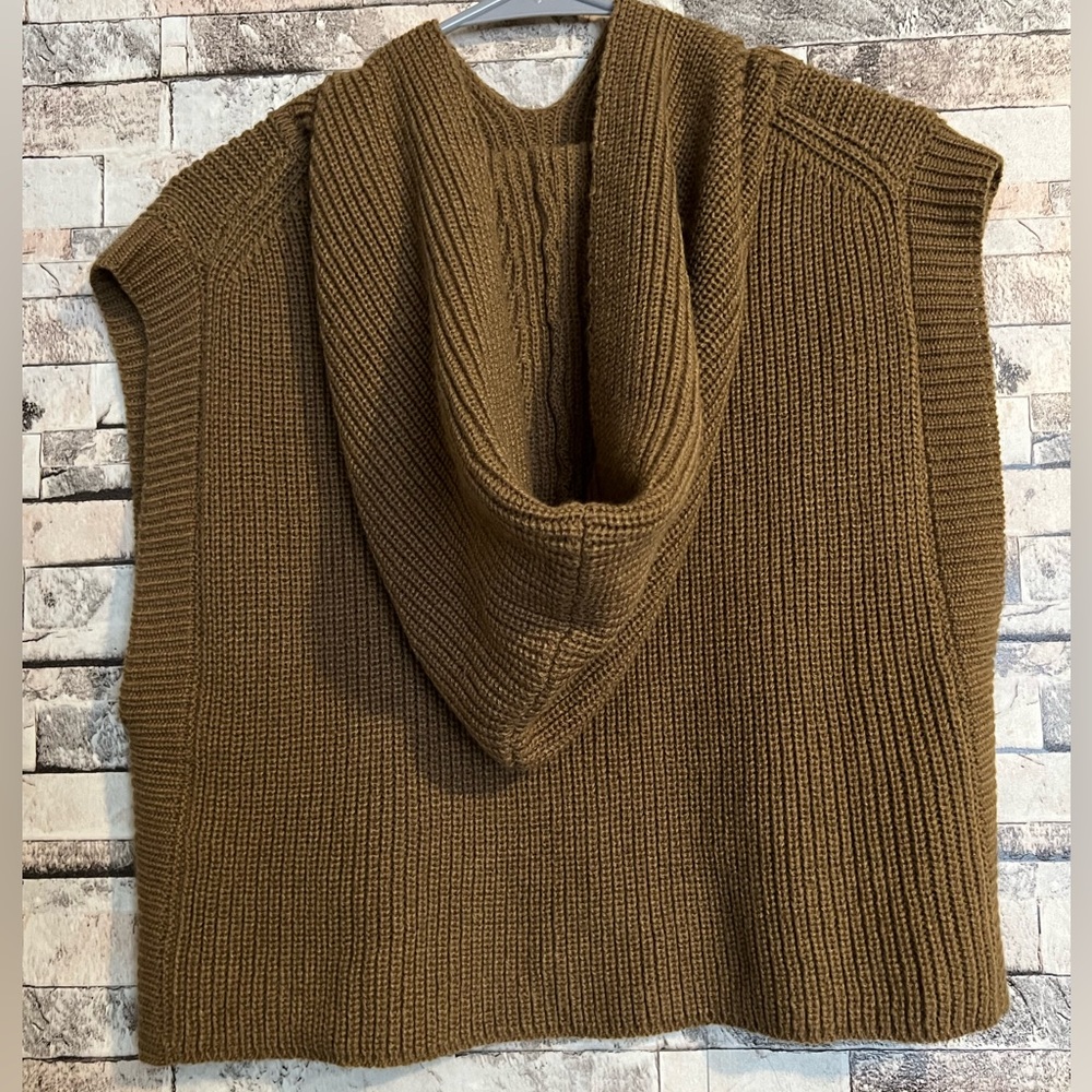 Cropped sweater with hoodie